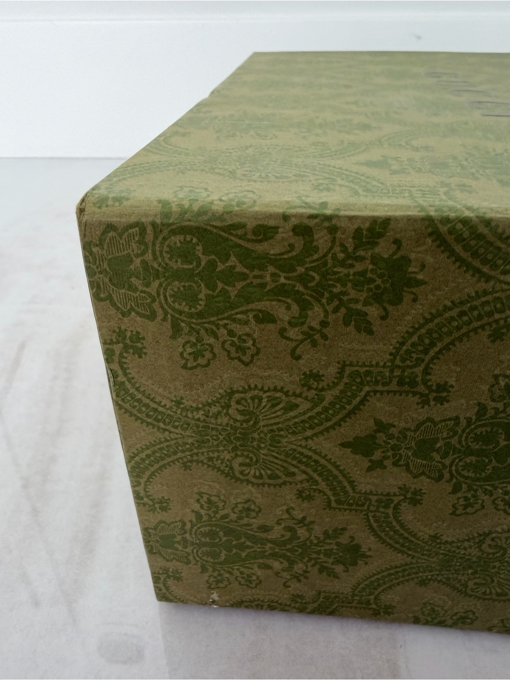Gucci Large Green Magnetic Close Gift Box with Logo Ribbon - Picture 8 of 14
